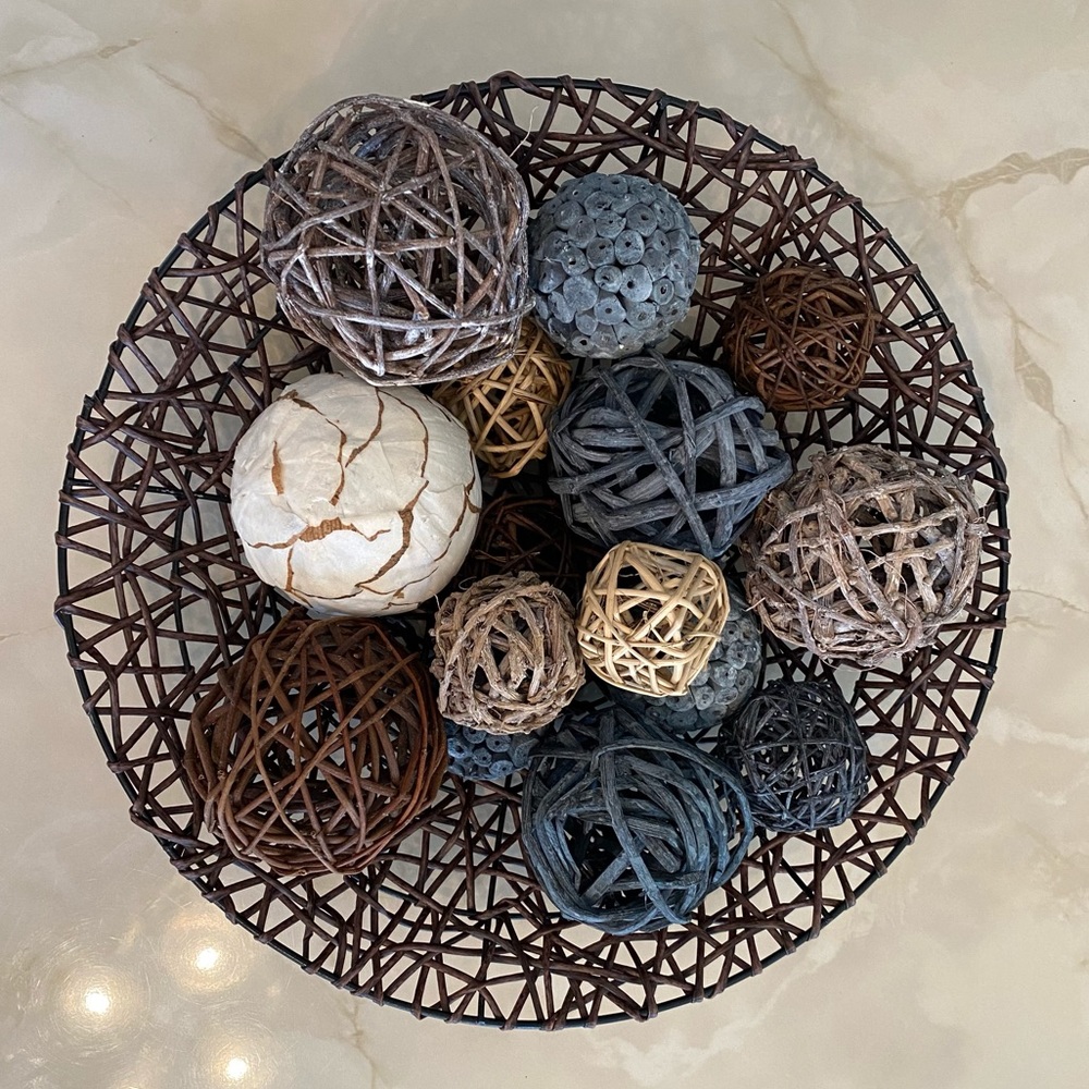 Decorative woven basket with spheres